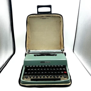 Vintage 1970s Teal Green Olivetti Lettera 32 Typewriter w/ Case - Made In Spain - Foto 1 di 24