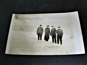 Grupo de hombres de pie sobre la nieve de invierno por el río-RPPC-Espalda dividida (1907-1914). - Imagen 1 de 2