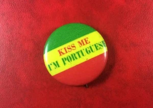 Old Vintage PIN BUTTON BADGE KISS ME I'M PORTUGUESE. - Picture 1 of 2
