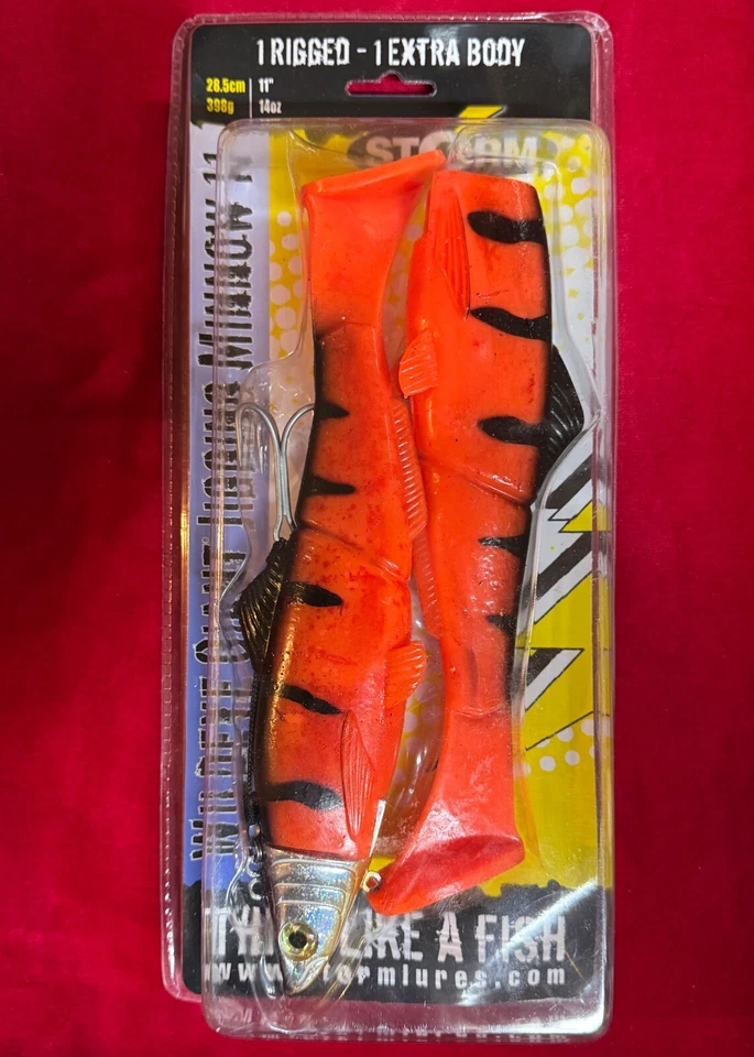 Storm Wildeye Giant Jigging Minnow 11"  28,5cm 398g Orange Demon Heilbutt Dorsch - Bild 1 von 1