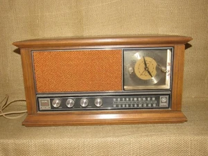 GENERAL ELECTRIC Vintage Alarm Clock Radio C2560a W/ Dual Speakers Wood Cabinet - Picture 1 of 14