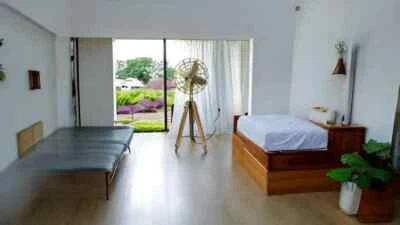 Ventilador de Pedestal con Hoja de Metal - Circulador de Aire Industrial de Alta Velocidad sobre Madera Foto 1 de 4