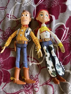 WOODY & JESSIE Toy Story Pull-String Talking 15" Muñeca Disney Store Disney Pixar Foto 1 de 4