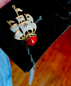 TIMMY WOODS SPILLA SPILLA CIONDOLO nave guerra pirata oro rosso nuovo con etichette cristalli swarovski - Foto 1 di 6