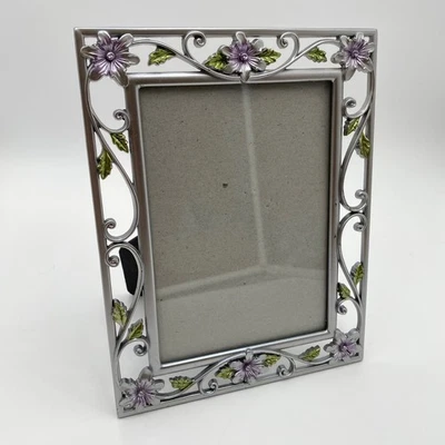 Marco de fotos de peltre plateado Decorel con detalles de flores púrpuras 5x7 decoración del hogar Foto 1 de 4