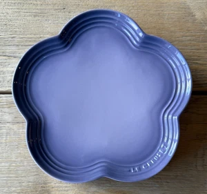 Le Creuset Blue Bell Purple 9 inch Large Scalloped Edge Flower Plate 23 cm NWT - Picture 1 of 1