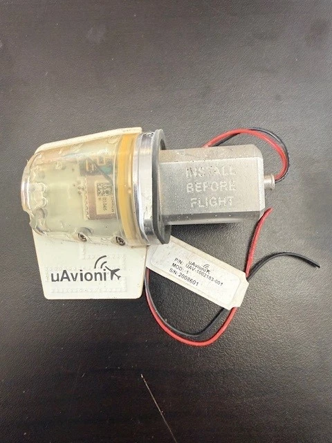 UAV-1002183-001 uAvionix tailBeacon salida ADS-b / WAAS GPS / LED unidad de luz de navegación Foto 1 de 1