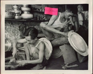 photographie du Vietnam . métier .orfèvre . orfèvrerie . début des années 50 - Picture 1 of 1