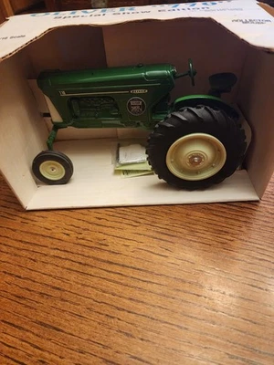Spec-Cast Oliver 770 Farm Tractor Diecast Model, 1:16 Scale Special Show Edition - Image 1 of 4
