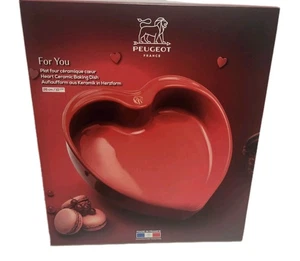 Plato para hornear cerámico Peugeot Heart, 10 1/4" rojo 1,8 cuartos - Imagen 1 de 8