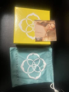 Confezione regalo magnetica gialla KENDRA SCOTT. 4.0” x 4.0” x 2.0”. Vuoto. (BELLO) - Foto 1 di 2