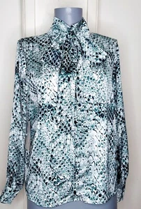 Blusa Worthington Mujer Petite PS Cuello Pajarita Verde Estampado Serpiente Mangas Largas - Imagen 1 de 14