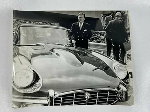 Jaguar Auto Motorhaube Palm Springs 70er Händler Oldtimer s/w Foto Schnappschuss 8 x 10 - Bild 1 von 2
