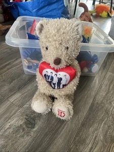 One Direction Merchandice Teddy Bear 2014 Band Photo Red Love Heart Rare Design - Foto 1 di 6