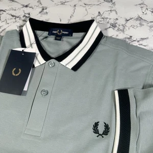 Camisa Polo FRED PERRY Para Hombres Plateada Azul Cuello Texturizado TALLA MEDIANA M4579 959 NUEVA - Imagen 1 de 9