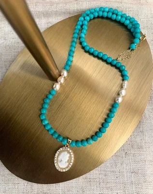 Collana con perle di fiume naturali e turchesi,  cameo sintetico  - Immagine 1 di 3