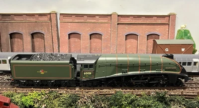Hornby OO Gauge 4-6-2  A4 'Golden Plover' Steam Loco in BR Green Livery #60031 - Image 1 of 4