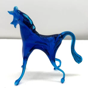 Escultura de cristal de Murano Italia mediados de siglo soplada a mano pequeño adorno de caballo azul - Imagen 1 de 15
