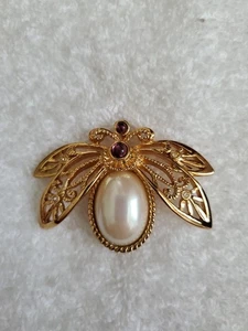 Avon Vintage '92 Natures Flight Filigree Bee Gold Tone Faux & Pearl Amethyst Pin - Picture 1 of 11