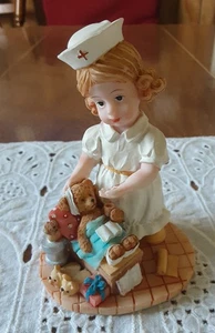 KRANKENSCHWESTER Figur mit krankem Teddybär. Pillen in der Hand. Bär hat Buch Hausschuhe Geschenk 3" - Bild 1 von 3