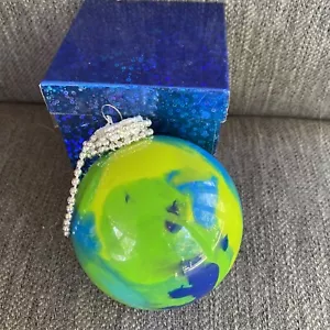 Kunstglas blau und grün Wirbelkugel Weihnachtsschmuck mit Box - Bild 1 von 4
