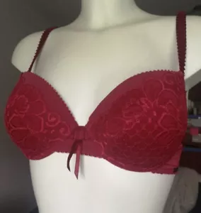 Triumf Reggiseno push up in pizzo 34C - Foto 1 di 9