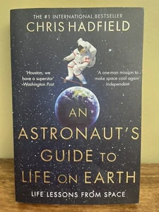 Ein Astronautenführer zum Leben auf der Erde von Chris Hadfield. - Bild 1 von 2