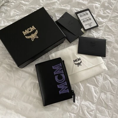 Cartera MCM de cuero negra con logotipo y cremallera  Foto 1 de 4