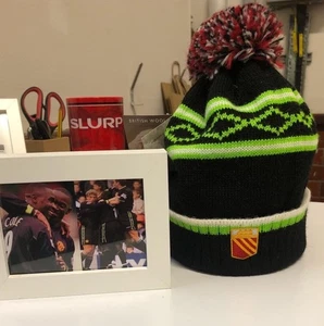 Sombrero Bobble Manchester United, Yorke & Cole, Rosso Bianco Nero 1878, Lana Británica - Imagen 1 de 4