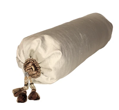 Almohada decorativa de terciopelo con borla de cuentas flecos negro blanco Foto 1 de 4