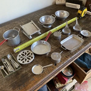 Lotto Lavoro Di Padelle Da Cucina Alluminio Giocattolo Vintage Bambini Utensili Ecc - Foto 1 di 11
