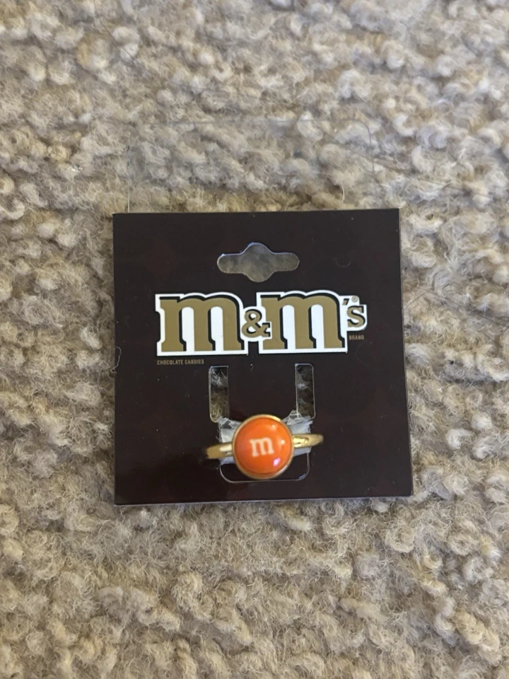 Anillo con dije naranja M&M tono dorado nuevo por Monet Jewelry Foto 1 de 4