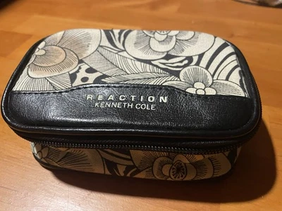 Bolsa de Maquillaje Kenneth Cole Reaction Cremallera Alrededor Diseño Floral Pequeña 6x3,75x2 Foto 1 de 4