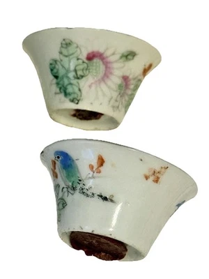 Par de minúsculos copos chineses antigos Qing esmalte flor de pássaro porcelana saquê de vinho - Imagem 1 de 4