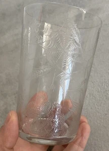 Pequeño vaso de agua victoriano EAPG pájaros araña tela de araña hojas vides copa hierba - Imagen 1 de 5