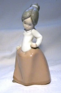 NAO BY LLADRO GIRL STARTLED 723 ENVÍO GRATUITO REINO UNIDO - Imagen 1 de 6