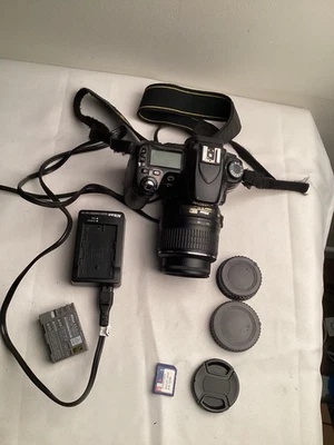 Cámara digital Nikon D80 10,2 MP SLR con lente AF-S 18-55 mm VR LEER Foto 1 de 4