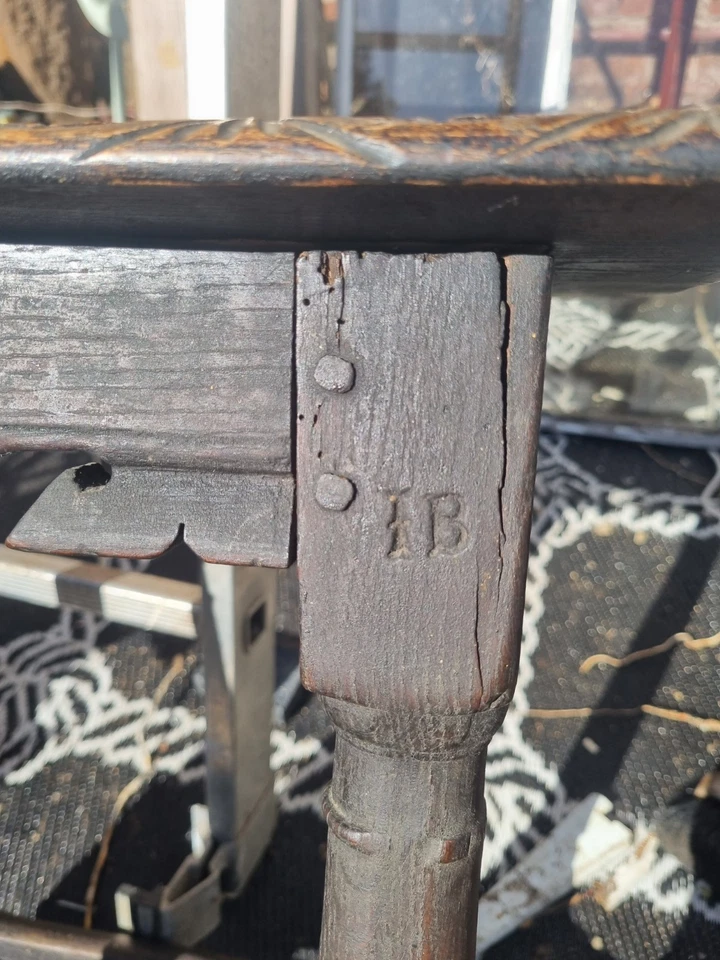 Taburete de roble o ataúd siglo XVII C 1630 con marca de fabricante Foto 1 de 4