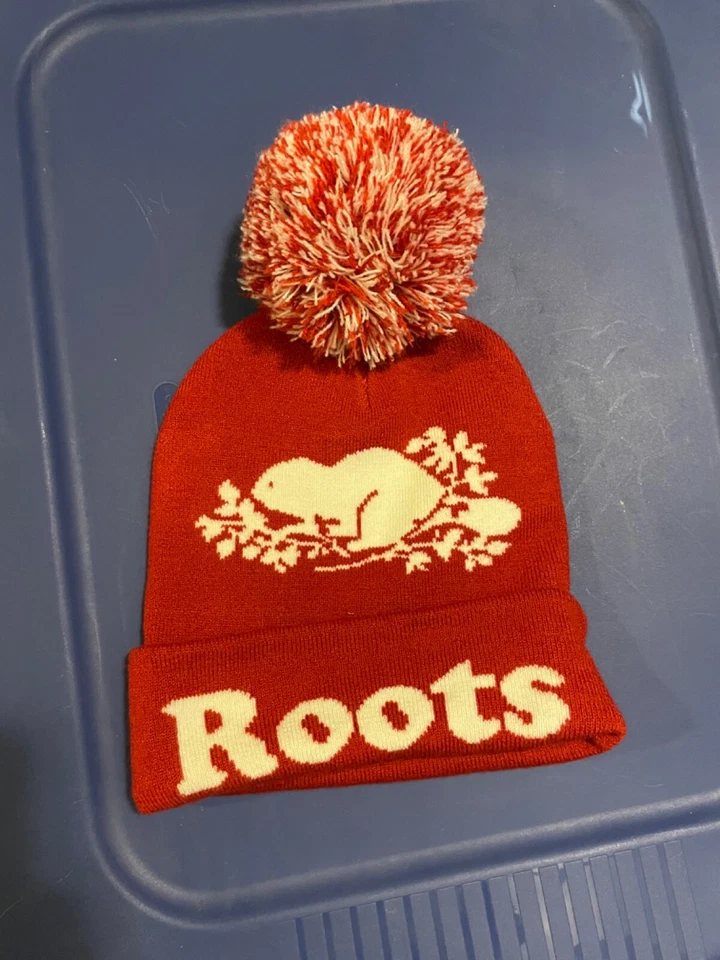 Roots - красная вязаная зимняя шапочка с деталями бобра - Изображение 1 из 1