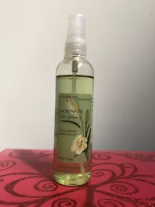 Bath & Body Works GARDENIA LILY 4 oz Fine Fragrance Body Spray Discontinued Rare - Picture 1 of 2