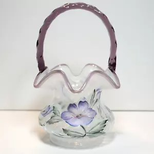 CESTA DE VIDRIO REMOLINO BLANCO FENTON LAVANDA PINTADA FLORES PÚRPURAS FIRMADA - Imagen 1 de 10