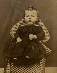 Antikes CDV Foto Baby im karierten Stuhl T.P. Tuttle Canaan ME - Bild 1 von 3