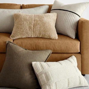 Crate & Barrel Malmö Lammfell 22"x15" Lendenkissen mit Dauneneinlage - Bild 1 von 15