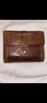 Carteira feminina de couro marrom cravejada Perlina em excelente estado usado - Imagem 1 de 4