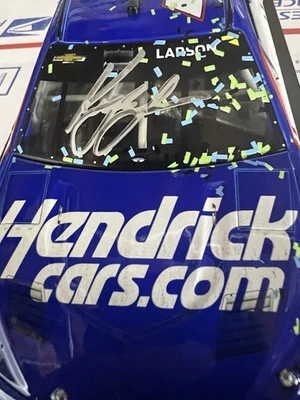 Camaro de acción autografiado Kyle Larson 2022 #5 HMS HendrickCars AutoClub Win 1/24 Foto 1 de 4