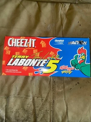 Terry Labonte #5, 2002 Monte Carlo Club Car Bank. Kellogg's/Cheez-It. Action - Image 1 of 4