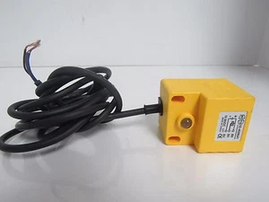 HOYU PROXIMITY SENSOR SD-4020NA1 10-30VDC 20mm - Picture 1 of 4