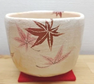 Utensili da cerimonia del tè, merce Raku, Shiraku, design foglie autunnali - Foto 1 di 13