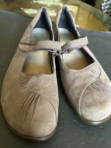 Naot Kirei Shoes Womens 9 EU-40 Mary Jane Flat Beige Suede Pleated Front - Picture 1 of 11