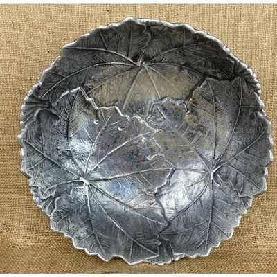 "Ensaladera de aluminio de 12"" Martha Stewart Collection Park Leaves" Foto 1 de 4